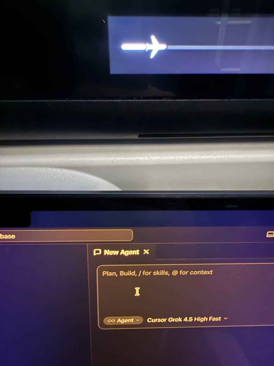 BarilChris's tweet photo. Grok 4.5 on free Starlink internet 🚀 @elonmusk https://t.co/S3trC6MWXA