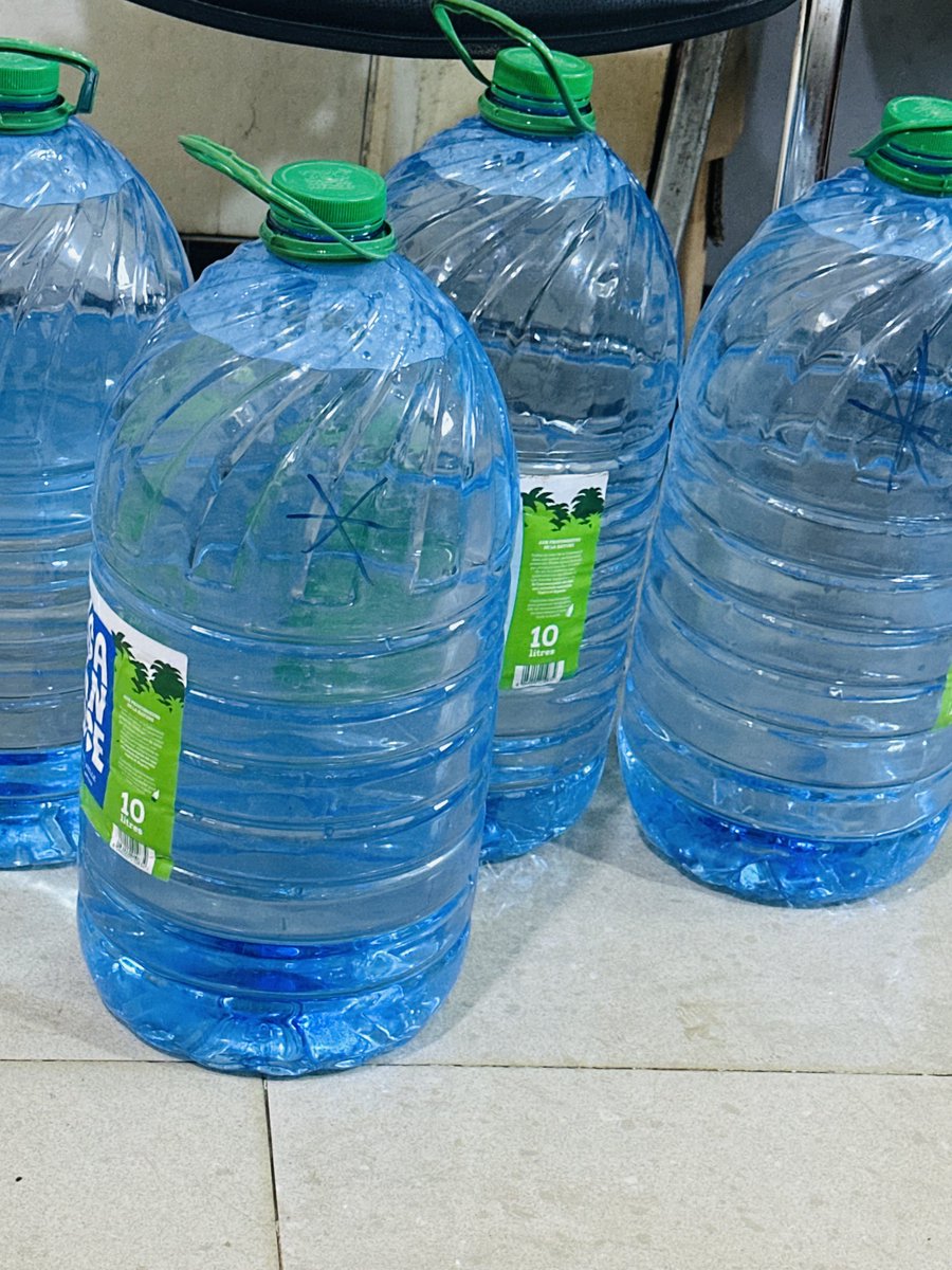 TontonVert's tweet photo. En 2026 j’habite à Dakar dans une zone de Bambilor ou tous les puits ont tari 🥹.
Absence de Sones et de Sen eau .
A la descente je dois ramener de l’eau à la maison .
Je vis un stress inimaginable avec cette chaleur.
Qui connaît un DG de ces structures en charge de l’eau ? https://t.co/iKWh1rAXRz