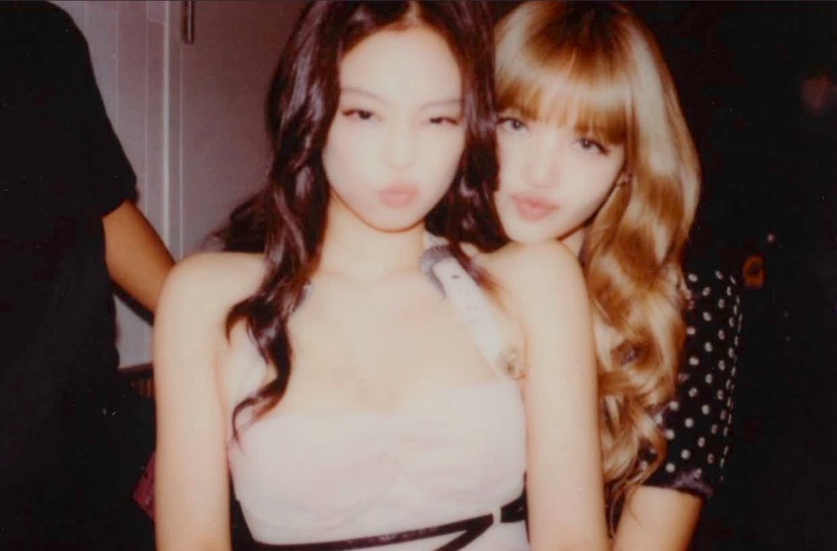 yk2aii's tweet photo. A year ago today, JENNIE shared this Jenlisa photos. https://t.co/QyF1j2sCR2