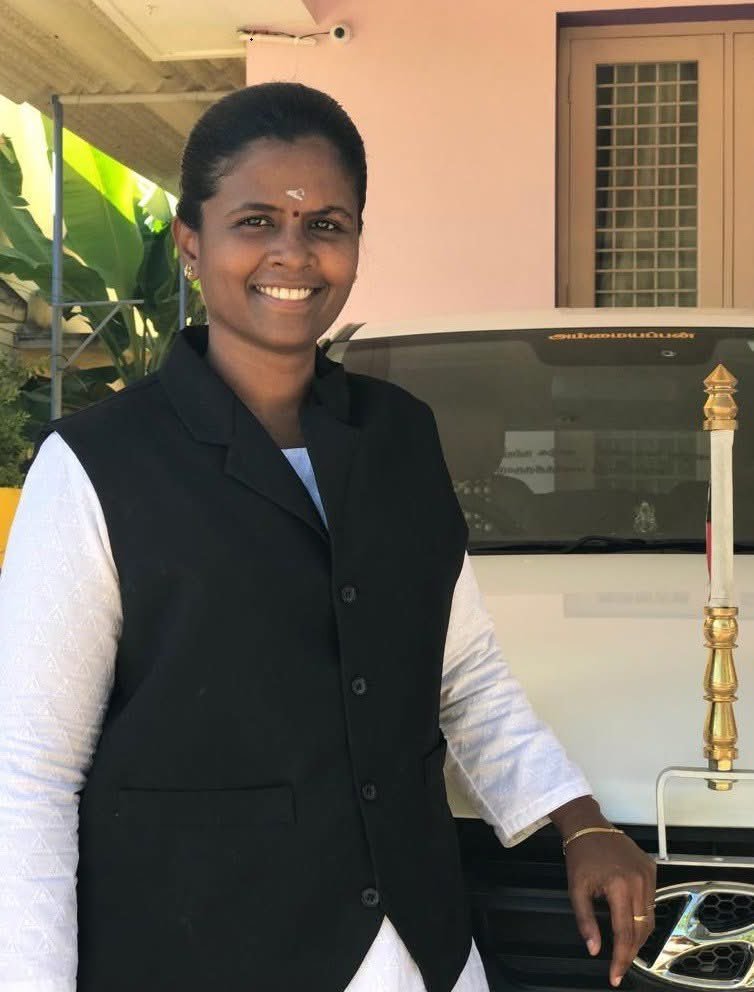 zeenivazan's tweet photo. எங்கள் வீட்டுப் பெண்...! 

வெள்ளிக்கிழமை கைது பண்ணி, 

சனி, ஞாயிறு கிழமைகளில் எங்க வீட்டுப் பெண்ணை சிறையில் வச்சு இருக்க.

அவ வெளிய வந்து பேசுவா.

இனி பதிவில் பேச மாட்டா.

வீடியோவில் கேள்வி கேட்பா.

நீதிமன்��த்தில் கேள்வி கேட்பா.

தற்குறிகளை வீட்டிற்கு அனுப்பும் வரை ஓய மாட்டா. https://t.co/V04sslxhWM