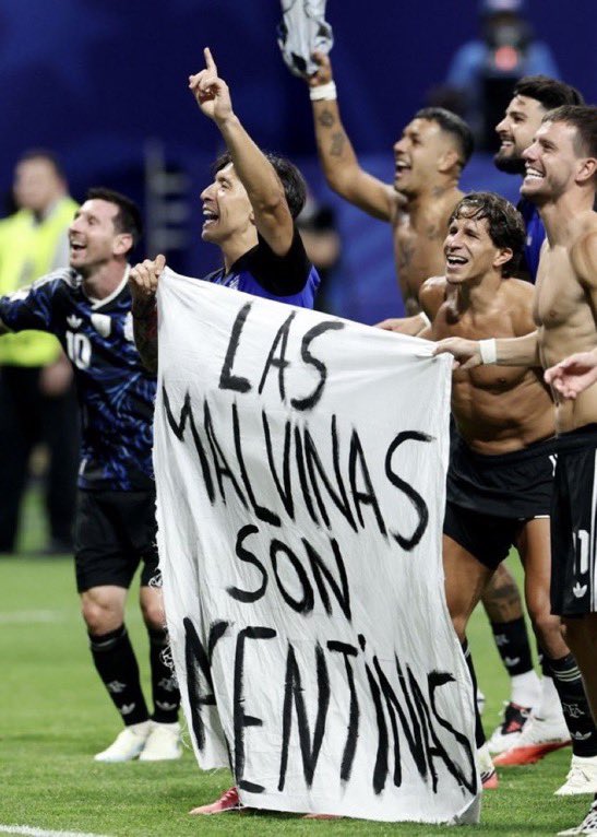TwitchFeat's tweet photo. @FrenchRapUS La FIFA a suspendu le joueur sud-coréen Park Jong-woo en 2012 pour deux matchs pour avoir brandi une pancarte indiquant « Dokdo est notre territoire »

En appliquant le même critère, beaucoup estiment que la FIFA doit également sanctionner les joueurs argentins. https://t.co/JJJySG4kNY