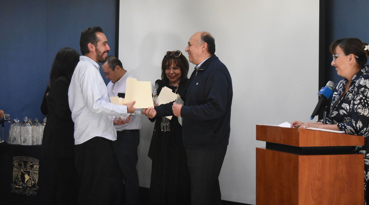 UNAMdigital's tweet photo. 👏 La #DGTIC reconoció la trayectoria y las aportaciones de su personal académico con la entrega de medallas por 10, 15, 20, 25, 30, 35 y 40 años de servicio.

Su trabajo ha contribuido al desarrollo tecnológico de la UNAM. 💙💛

#PortalTIC 🔗 https://t.co/KaG7CMzEao https://t.co/S9yTpiOsJg