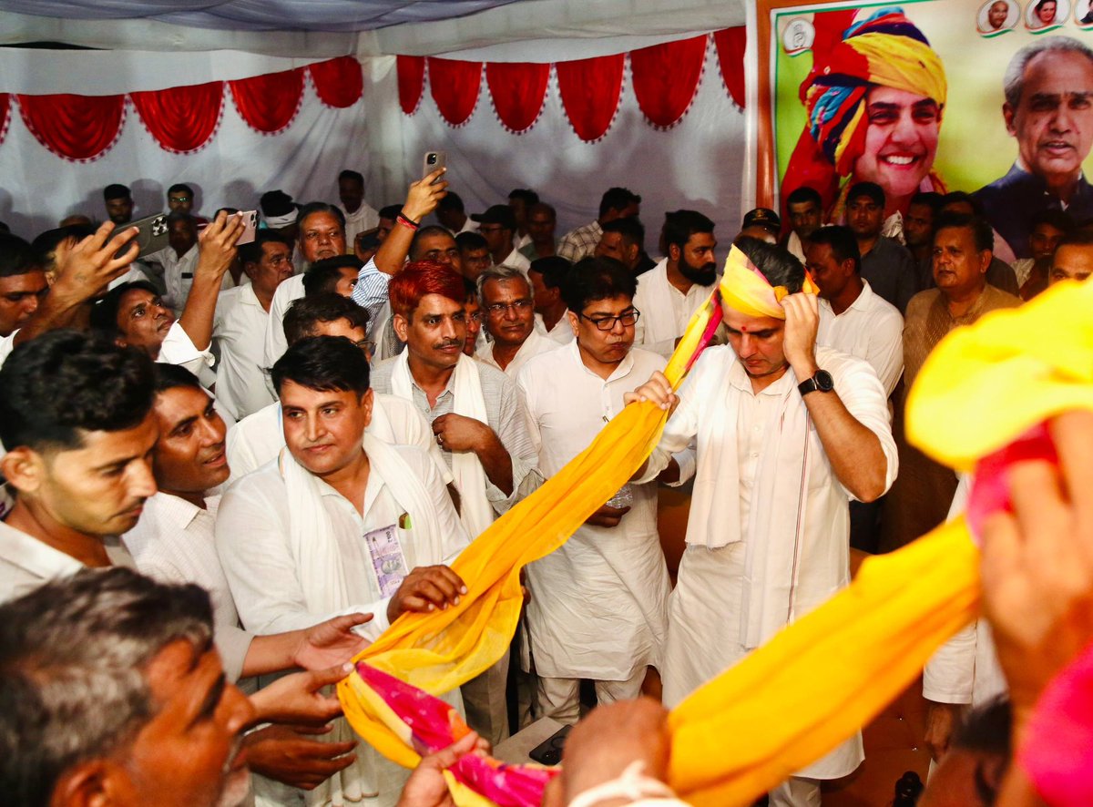 SachinPilot's tweet photo. टोंक जिला आदिवासी कांग्रेस द्वारा आयोजित सम्मेलन में सम्मिलित होकर संबोधित किया।  इस अवसर पर समाज के अधिकारों, शिक्षा, स्वास्थ्य, रोजगार और सशक्तिकरण जैसे महत्वपूर्ण विषयों पर विस्तार से विचार-विमर्श किया।
राज्य में स्वास्थ्य, शिक्षा जैसी मूलभूत सुविधाएँ चरमरा रही हैं और भाजपा सरकार के विकास के दावों की पोल खुल रही है। जनता की समस्याओं का समाधान करने के बजाय मंत्रीगण असंवेदनशील रवैया अपना रहे हैं। 

आदिवासी समाज के हितों की रक्षा, उनके अधिकारों और क्षेत्र के विकास के लिए निरंतर प्रतिबद्धता के साथ हम सभी कार्य करेंगे। 

सम्मेलन के सफल आयोजन के लिए जिला कांग्रेस कमेटी एवं जिला आदिवासी कांग्रेस को शुभकामनाएं देता हूँ।

📍टोंक