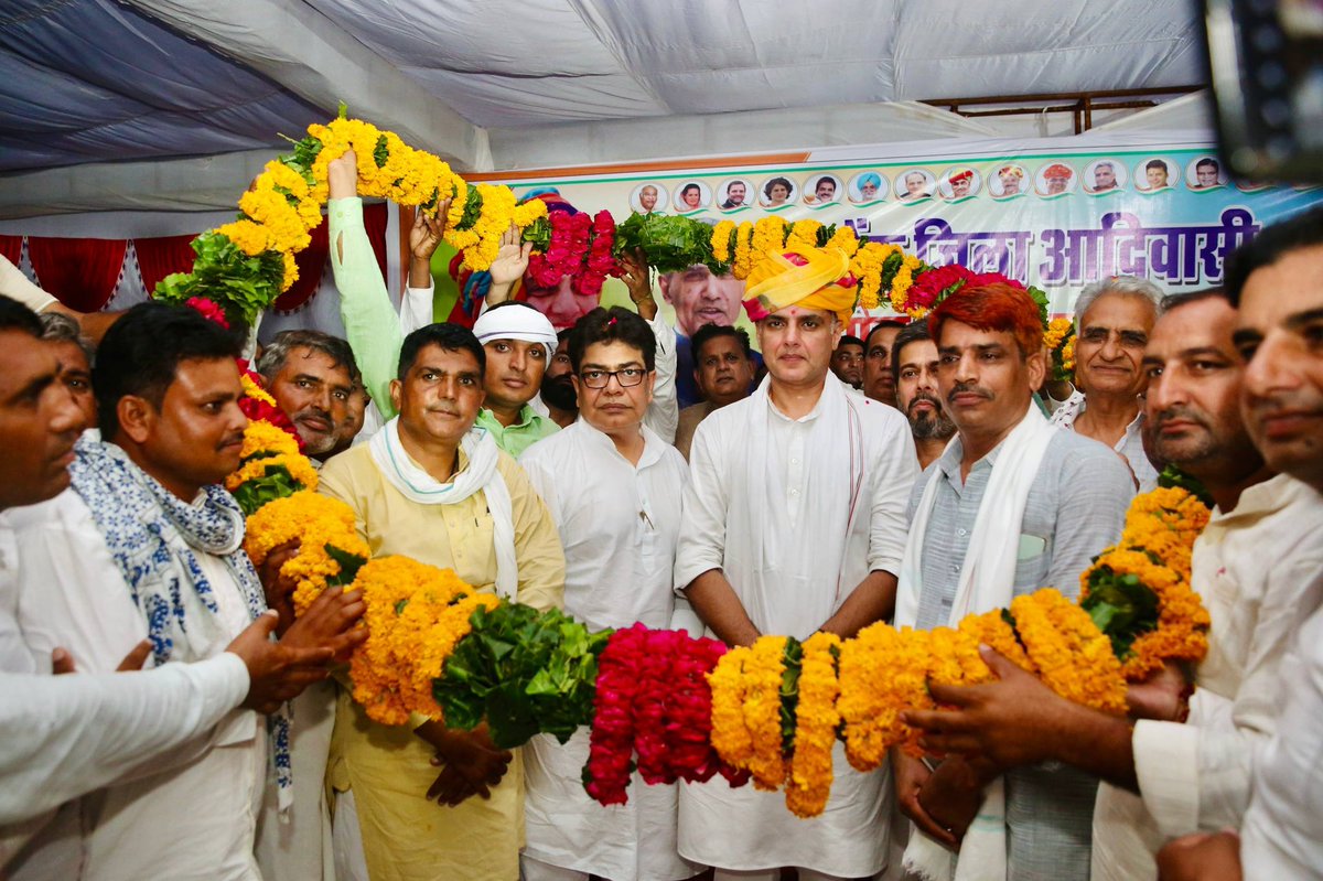 SachinPilot's tweet photo. टोंक जिला आदिवासी कांग्रेस द्वारा आयोजित सम्मेलन में सम्मिलित होकर संबोधित किया।  इस अवसर पर समाज के अधिकारों, शिक्षा, स्वास्थ्य, रोजगार और सशक्तिकरण जैसे महत्वपूर्ण विषयों पर विस्तार से विचार-विमर्श किया।
राज्य में स्वास्थ्य, शिक्षा जैसी मूलभूत सुविधाएँ चरमरा रही हैं और भाजपा सरकार के विकास के दावों की पोल खुल रही है। जनता की समस्याओं का समाधान करने के बजाय मंत्रीगण असंवेदनशील रवैया अपना रहे हैं। 

आदिवासी समाज के हितों की रक्षा, उनके अधिकारों और क्षेत्र के विकास के लिए निरंतर प्रतिबद्धता के साथ हम सभी कार्य करेंगे। 

सम्मेलन के सफल आयोजन के लिए जिला कांग्रेस कमेटी एवं जिला आदिवासी कांग्रेस को शुभकामनाएं देता हूँ।

📍टोंक