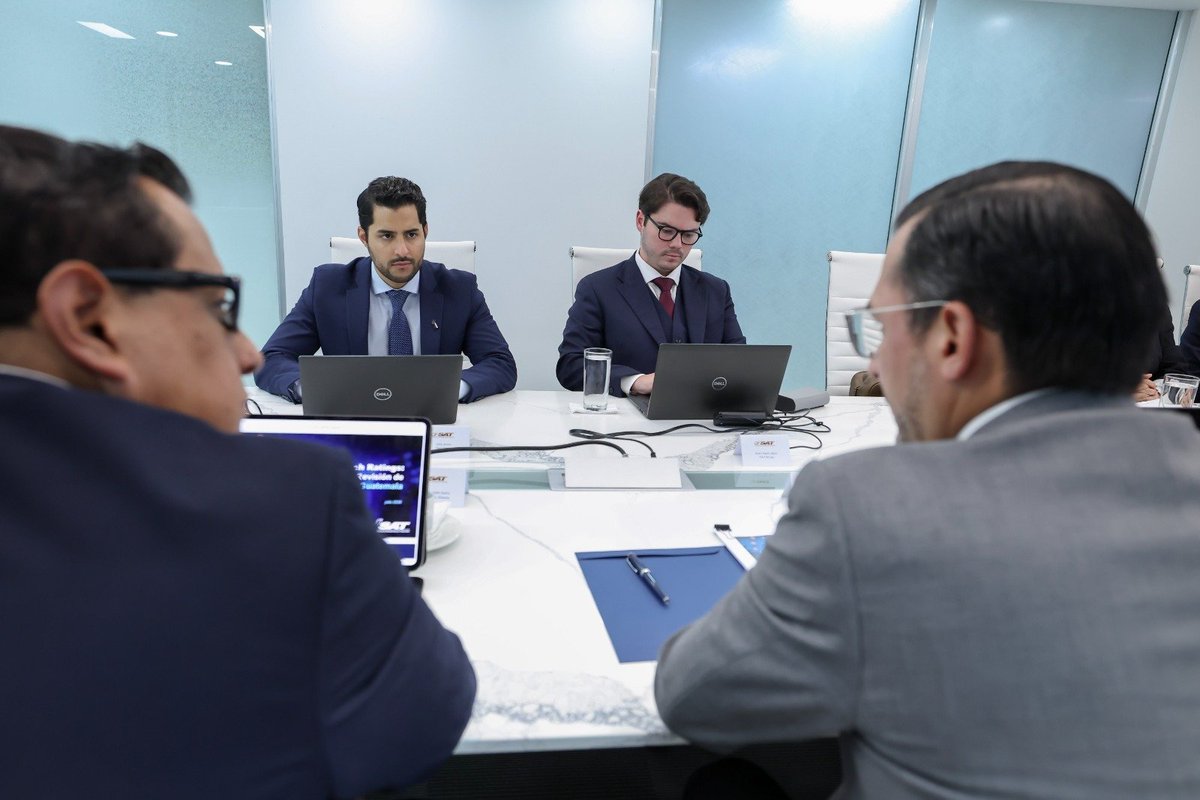 SATGT's tweet photo. La #SAT sostuvo una reunión con la Misión de @FitchRatings para la revisión de Guatemala 🇬🇹 en la que se abordaron aspectos clave como:
 
📊 Desempeño recaudarorio
✅️ Plan Estratégico Institucional 2026-2030 
💻 Avances en digitalización y factura electrónica

Estas acciones reflejan el 🤝🏼compromiso de la Administración Tributaria con la implementación de buenas prácticas internacionales y confirman la hoja de ruta institucional para beneficio de los contribuyentes y del país.