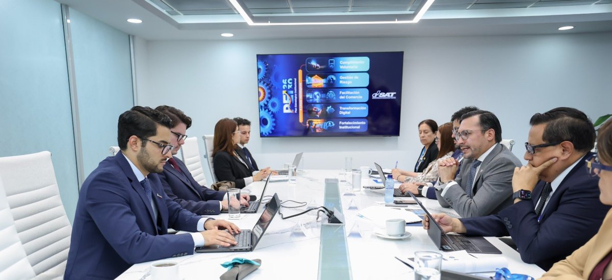 SATGT's tweet photo. La #SAT sostuvo una reunión con la Misión de @FitchRatings para la revisión de Guatemala 🇬🇹 en la que se abordaron aspectos clave como:
 
📊 Desempeño recaudarorio
✅️ Plan Estratégico Institucional 2026-2030 
💻 Avances en digitalización y factura electrónica

Estas acciones reflejan el 🤝🏼compromiso de la Administración Tributaria con la implementación de buenas prácticas internacionales y confirman la hoja de ruta institucional para beneficio de los contribuyentes y del país.
