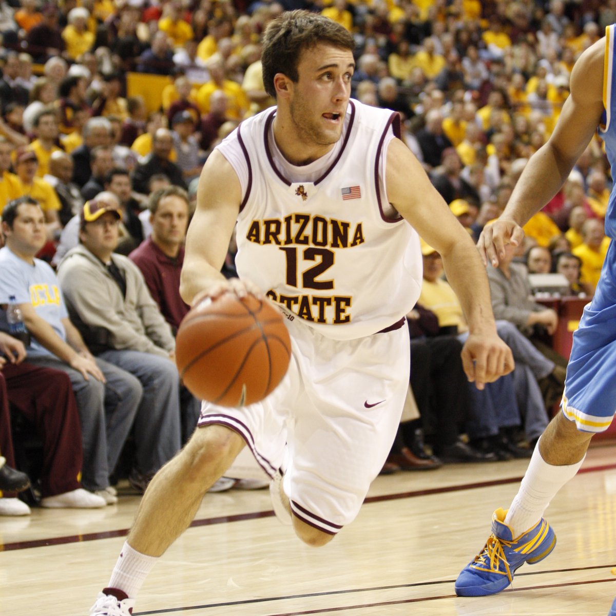 DougTammaro's tweet photo. HFB to only Sun Devil MBB player with 1,000+ career points and 500 assists (school record 551). Also leading scorer in last NCAA R64 win and had 2009 P10 Tourney MVP wrapped up if we finished off darn game (@DavidKHirsch can attest) ... have a great day @DerekGlasser12 !!!! https://t.co/eJaE5JiZJF