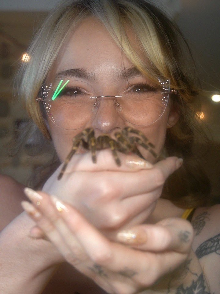 lanabeesfw's tweet photo. Spider mustache https://t.co/7zSXhwXz0x