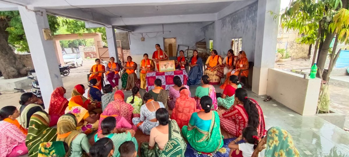 Kalpanaraval28's tweet photo. જિલ્લા મહિલા મોરચા પ્રમુખ તરીકેની જવાબદારી સંભાળ્યા બાદ આજે ચોટીલા શહેર-ગ્રામ્ય, થાન શહેર-ગ્રામ્ય, મૂળી અને સાયલા મંડળોમાં નવનિયુક્ત મહિલા મોરચાની બહેનો સાથે પરિચય બેઠક યોજી.
@narendramodi ના વિકસિત ભારતના સંકલ્પને સાકાર કરવા માટે માર્ગદર્શન આપ્યું.
#BJP #BJPGujarat #MahilaMorcha https://t.co/ZCRFCKf0Me