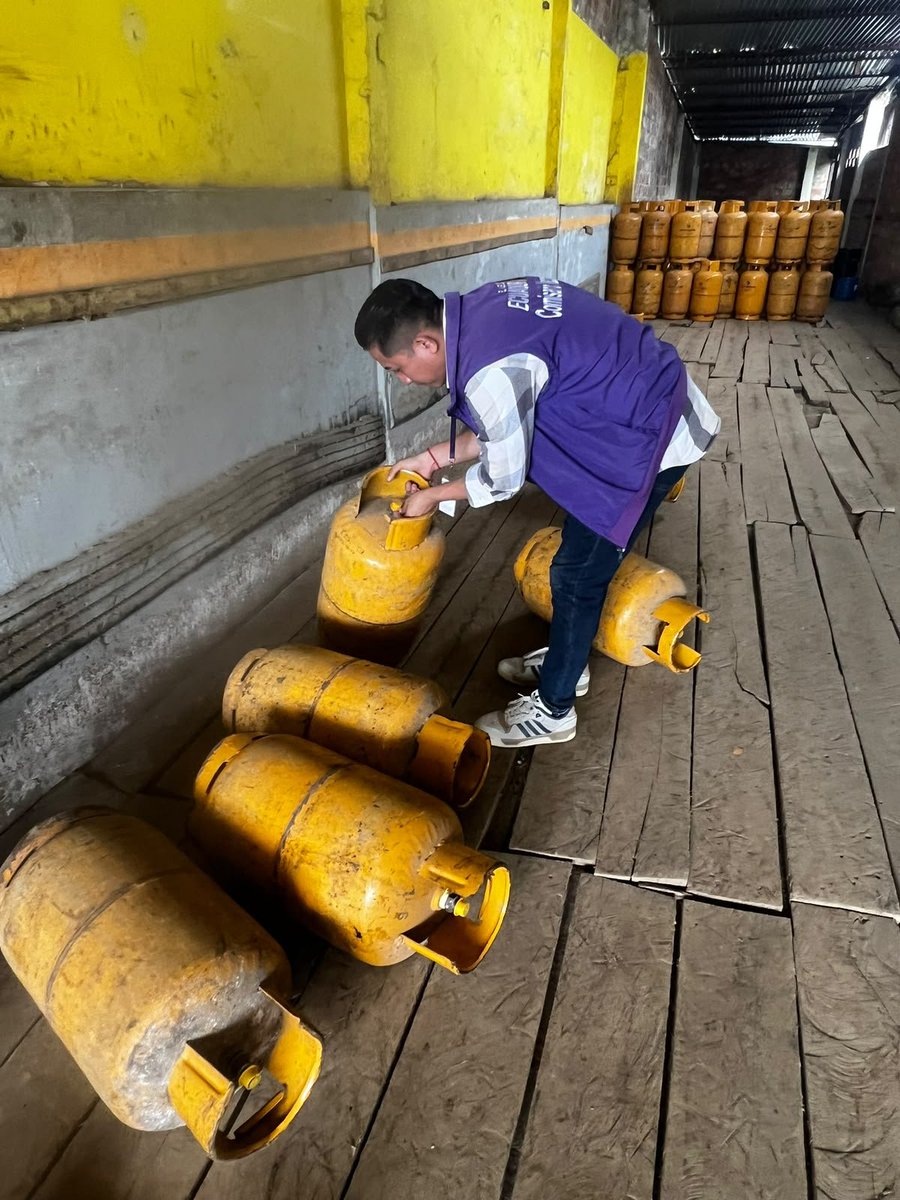 GoberManabi's tweet photo. Con el compromiso de precautelar la economía familiar y asegurar el cumplimiento de la normativa vigente, se ejecutaron operativos de control a la venta de Gas Licuado de Petróleo (GLP) en el cantón Paján y en la parroquia Cascol. En el despliegue técnico, 1/2 https://t.co/OKJILyY6hl
