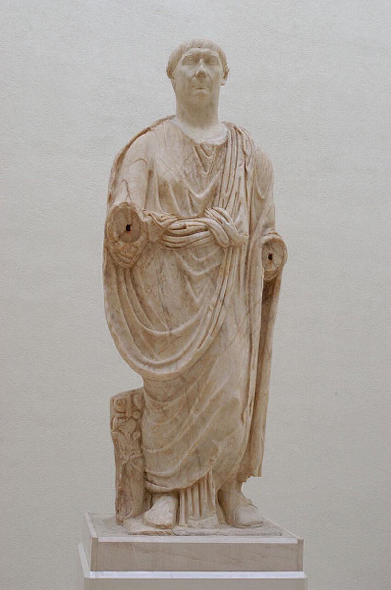 CulturaAND's tweet photo. #MuseosAND | ¿Has visto la escultura de Trajano que se encuentra en el @MuseoCadiz?
🏛️ Es una gran estatua de casi 3m de altura y procede del @CABaeloClaudia. Datada entre 98-117 d.C., se cree que fue realizada en Roma.
Conoce➕ https://t.co/jUAuPHLaDz https://t.co/tR7eRaEHnx