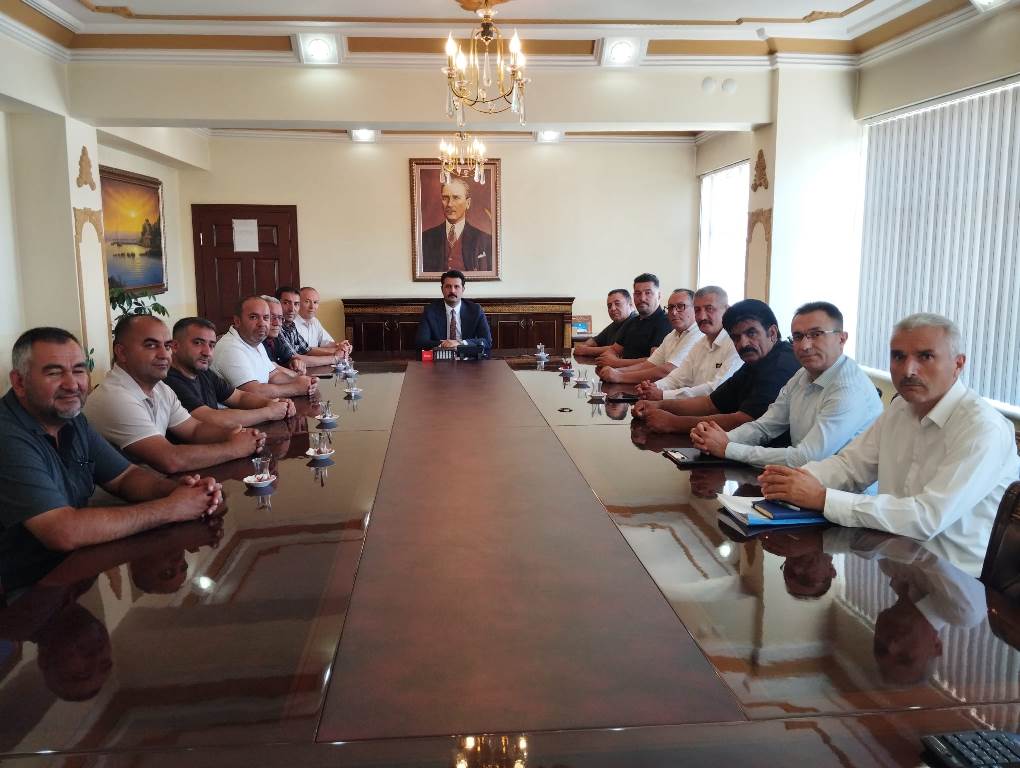 TC_Ortakoy's tweet photo. Cumhurbaşkanlığı Kararnamesi ile İlçemize atanan Kaymakamımız Sayın Mehmet BEK, Köy ve mahalle muhtarlarımız ve ilgili kurum müdürlerinin katılımı ile ilk muhtarlar toplantısını gerçekleştirdiler. https://t.co/w2PYCjThYY
