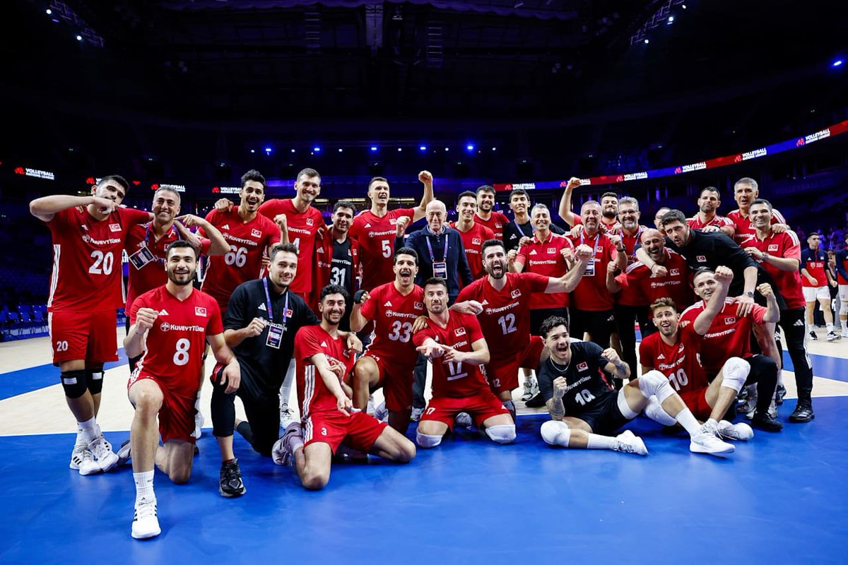 Temmzvolley's tweet photo. 🔥🔥🔥🔥🔥🔥🔥🔥🔥

FİLENİN EFELERİ  2-0'DAN GERİ DÖNEREK KAZANDI

         🇹🇷TÜRKİYE   3 - 2  UKRAYNA🇺🇦

#VNL2026 https://t.co/Mc6tBbSxq1