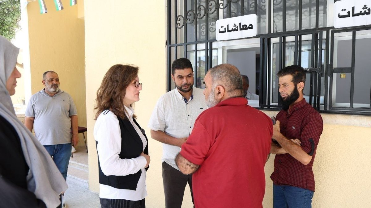 hamaaGov1's tweet photo. المقر الجديد للتأمينات الاجتماعية.. بيئة عمل ترتقي بجودة الخدمات

تفقدت عضو المكتب التنفيذي للشؤون الاجتماعية، لينا شموط، سير العمل في مؤسسة التأمينات الاجتماعية عقب انتقالها إلى مقرها الجديد، واطلعت على جاهزية المؤسسة واستمرار تقديم الخدمات للمراجعين بكفاءة.

ويوفر المقر الجديد بيئة عمل أكثر تنظيمًا وملاءمة، بما يسهم في رفع كفاءة الأداء، وتسريع إنجاز المعاملات، والارتقاء بجودة الخدمات المقدمة، بما ينعكس إيجابًا على تجربة المواطنين عند مراجعة المؤسسة.

#محافظة_حماة