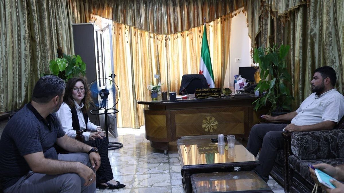 hamaaGov1's tweet photo. المقر الجديد للتأمينات الاجتماعية.. بيئة عمل ترتقي بجودة الخدمات

تفقدت عضو المكتب التنفيذي للشؤون الاجتماعية، لينا شموط، سير العمل في مؤسسة التأمينات الاجتماعية عقب انتقالها إلى مقرها الجديد، واطلعت على جاهزية المؤسسة واستمرار تقديم الخدمات للمراجعين بكفاءة.

ويوفر المقر الجديد بيئة عمل أكثر تنظيمًا وملاءمة، بما يسهم في رفع كفاءة الأداء، وتسريع إنجاز المعاملات، والارتقاء بجودة الخدمات المقدمة، بما ينعكس إيجابًا على تجربة المواطنين عند مراجعة المؤسسة.

#محافظة_حماة