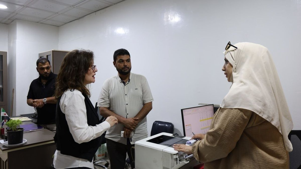 hamaaGov1's tweet photo. المقر الجديد للتأمينات الاجتماعية.. بيئة عمل ترتقي بجودة الخدمات

تفقدت عضو المكتب التنفيذي للشؤون الاجتماعية، لينا شموط، سير العمل في مؤسسة التأمينات الاجتماعية عقب انتقالها إلى مقرها الجديد، واطلعت على جاهزية المؤسسة واستمرار تقديم الخدمات للمراجعين بكفاءة.

ويوفر المقر الجديد بيئة عمل أكثر تنظيمًا وملاءمة، بما يسهم في رفع كفاءة الأداء، وتسريع إنجاز المعاملات، والارتقاء بجودة الخدمات المقدمة، بما ينعكس إيجابًا على تجربة المواطنين عند مراجعة المؤسسة.

#محافظة_حماة