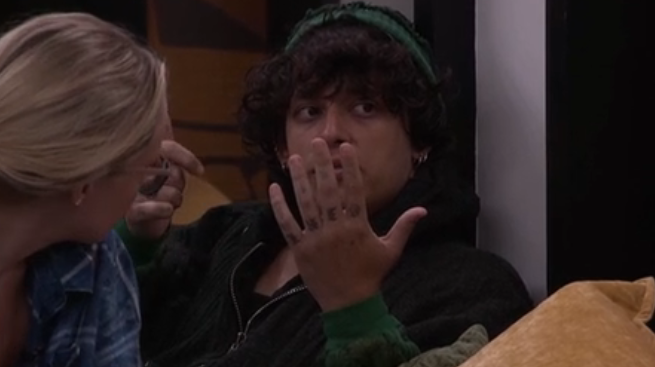 BBFeedsFairy's tweet photo. Jason counting the votes each side has, in front of Drew #bb28 https://t.co/wOEcIMlbPN