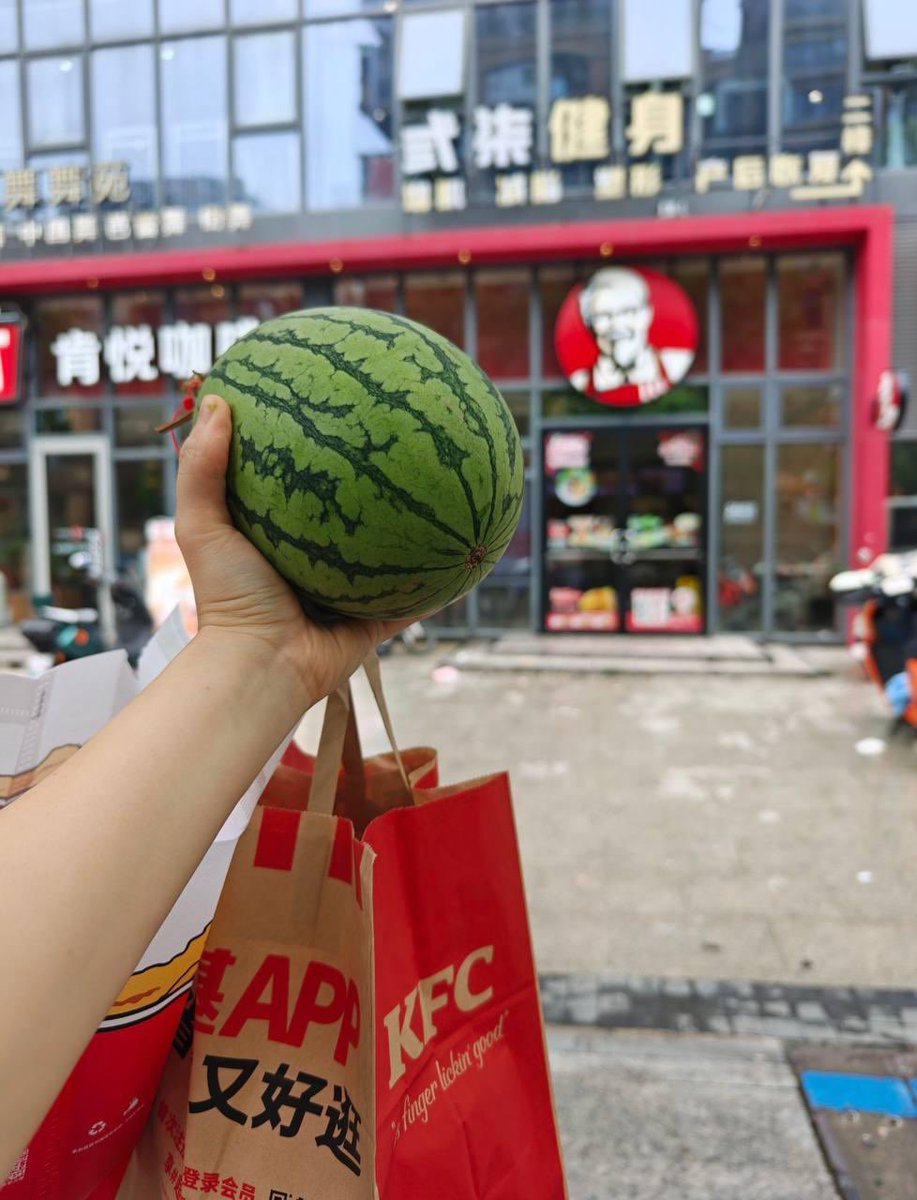 ogivus's tweet photo. Набор для поезда Москва-Адлер

Китайский KFC начал выдавать целый арбуз в подарок. Чтобы получить его, нужно заказать запечённую курицу за 35 юаней (400₽). 

Таким образом компания решила поддержать китайцев, которые страдают от жары. Китай вступил в сезон под названием саньфу — это 30-40 самых жарких дней.