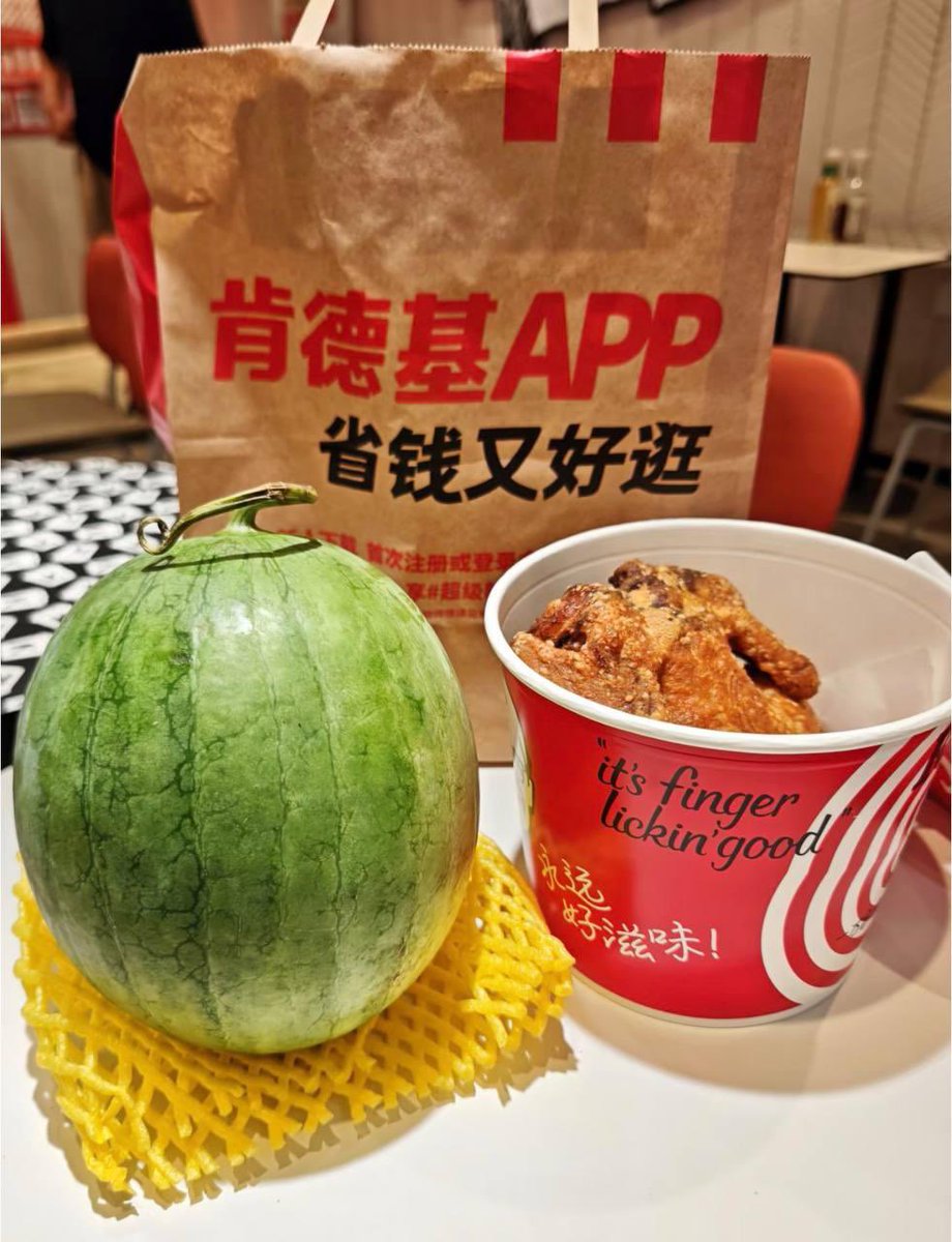 ogivus's tweet photo. Набор для поезда Москва-Адлер

Китайский KFC начал выдавать целый арбуз в подарок. Чтобы получить его, нужно заказать запечённую курицу за 35 юаней (400₽). 

Таким образом компания решила поддержать китайцев, которые страдают от жары. Китай вступил в сезон под названием саньфу — это 30-40 самых жарких дней.