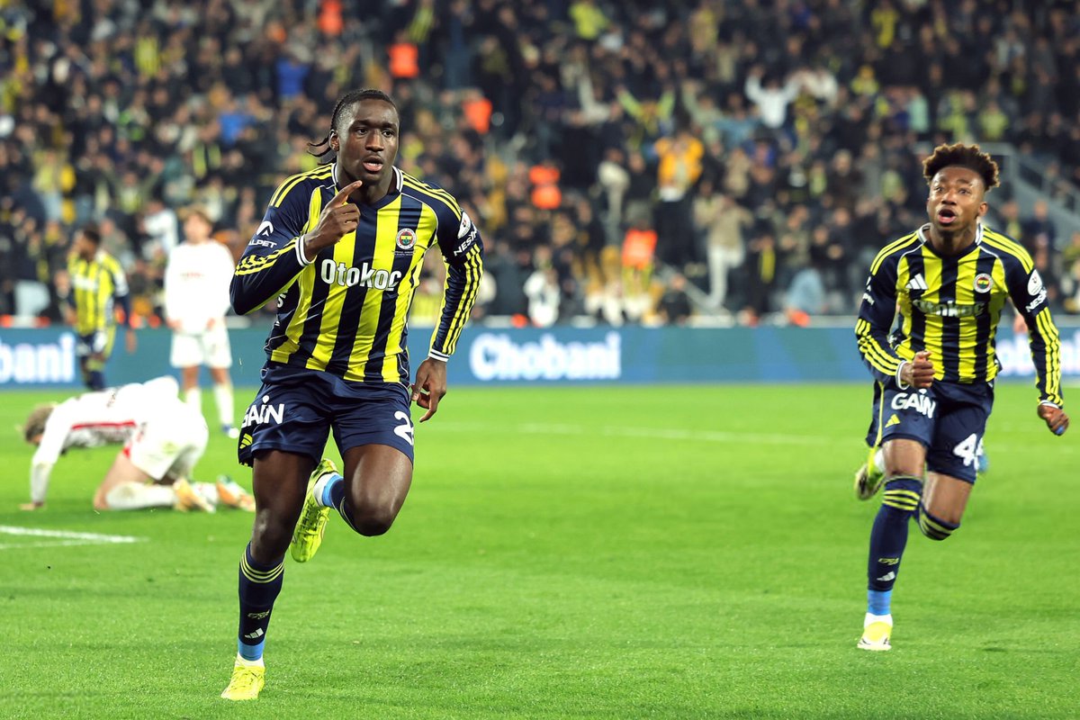 FenerFanMH's tweet photo. 🚨 SONDAKİKA

🚨 FENERBAHÇE TARAFTARINI ÜZECEK HABER!

🚨 ÖZEL | Fenerbahçe, Sidiki Cherif için 20 milyon Euro’nun üzerinde teklif bekliyor. 

🚨 Zira 22 Milyon Euro toplam bedelle transfer edilmişti. 

🚨 Fenerbahçe yönetimi ise bu rakamları görmek istiyor.

🚨 Cherif’e İngiltere ve Almanya’dan birden fazla takımın ilgisi bulunuyor.

🚨 Fenerbahçe taraftarı ise bu konuda kararsız! Bir grup 40'tan aşağı gitmemeli derken, diğer taraf zararın neresinden dönülürse kardır diyor... 

@dogukannyildirm