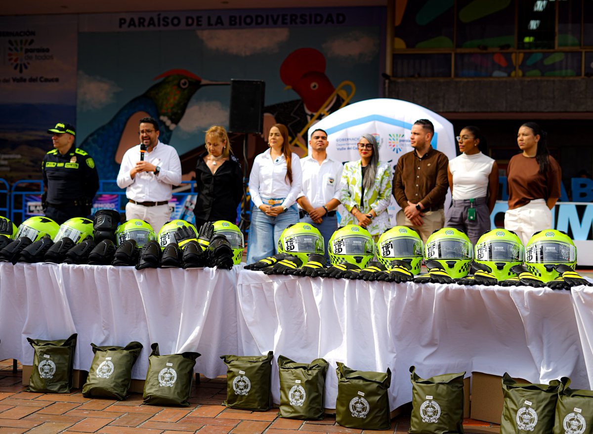 ValleSeguridad's tweet photo. Este miércoles entregamos 12 motocicletas, con equipamiento y dotación, a nuestra @DevalPolicia con el fin de fortalecer labores de vigilancia y reacción en seis municipios del Valle. 

Esta inversión de la @GobValle fue posible gracias a la Tasa de Seguridad. 

@GuilleLondono https://t.co/YKdjFuKlZj