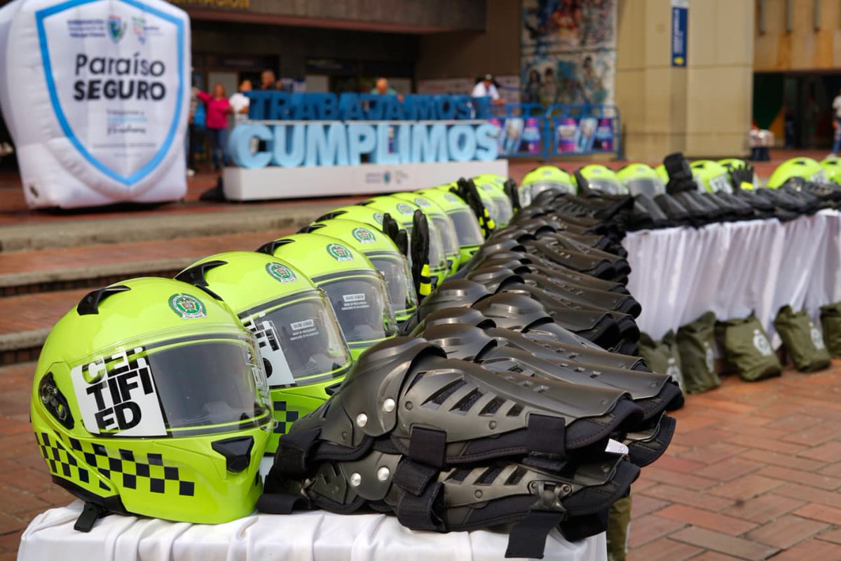 ValleSeguridad's tweet photo. Este miércoles entregamos 12 motocicletas, con equipamiento y dotación, a nuestra @DevalPolicia con el fin de fortalecer labores de vigilancia y reacción en seis municipios del Valle. 

Esta inversión de la @GobValle fue posible gracias a la Tasa de Seguridad. 

@GuilleLondono https://t.co/YKdjFuKlZj