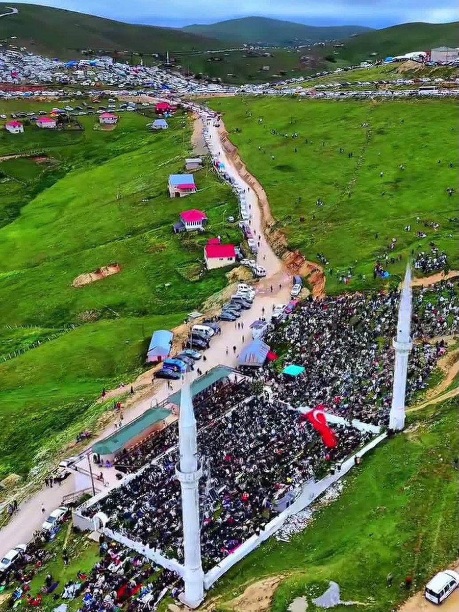 hilmiturkmen34's tweet photo. Kadırga’nın tarihi, Fatih Sultan Mehmet’in Trabzon’u fethettiği 1461 yılına kadar uzanıyor. Tam 565 yıldır devam eden geleneksel Kadırga Otçu Şenlikleri de her yıl temmuz ayının üçüncü cuma günü büyük bir coşkuyla yapılıyor.

Bugün de yine yerli ve gurbetçilerden oluşan mahşeri bir kalabalık vardı. Yoğun katılım ve büyük bir heyecanla, adına yakışır bir gelenek daha yaşatıldı. Bir kez daha gördük ki Kadırga Yaylası sadece 2200 metrelik rakımıyla değil; dostluğun, kardeşliğin, sevginin ve hoşgörünün de zirvesi.

566’ncısında yeniden buluşmak dileğiyle… Kadırga’dan herkese selamlar.