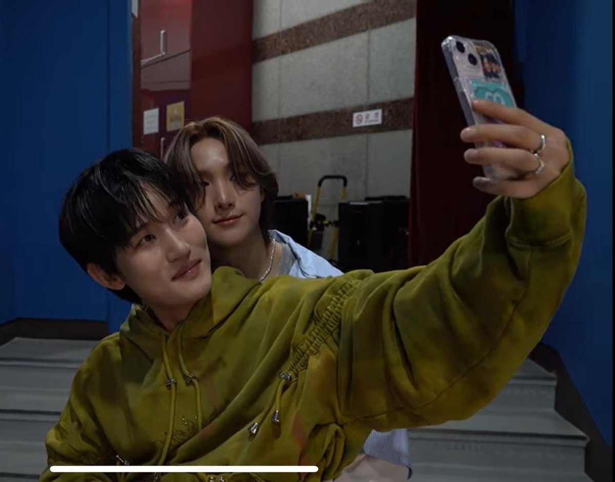 hyukmanager's tweet photo. taking pics with your idol ship with a pic of your gf in ur phonecase is so funny ngl 😭 https://t.co/Gm1omffyOu