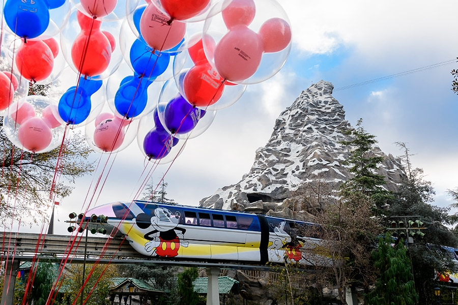 OsakaJoe4's tweet photo. @Eng_china5 Their monorail doesn't go by the Matterhorn: https://t.co/z3p9JOXJQW