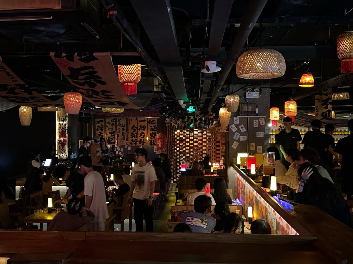 5tIeDNi90kJlWST's tweet photo. Don't miss the indie folk gig at The Velvet Room tonight! Local stars @SunsetWaves will belt out their new tracks at 8 PM. Get your last-minute tickets now – it’s gonna be magical! https://t.co/8Nlp1vyUEV