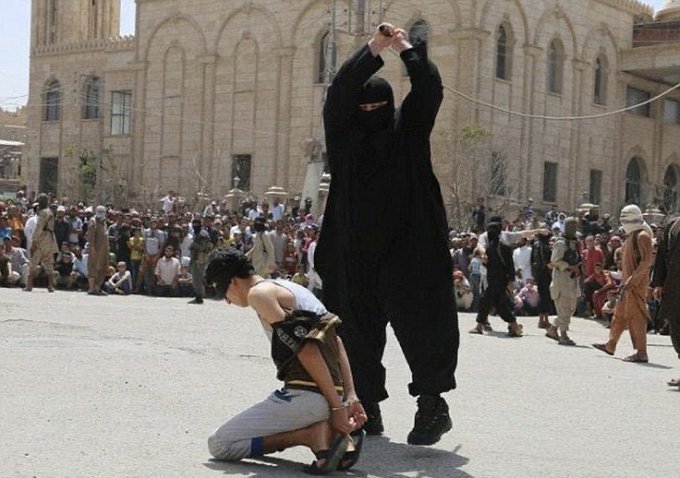 isaacrrr7's tweet photo. Ayham Hussein, un joven iraquí de 15 años, fue juzgado por el tribunal del Estado Islámico por el "delito" de escuchar música durante la oración. Fue decapitado ante una multitud eufórica.

¡Esto es la ley Sharia! https://t.co/HLL3MkRvFg