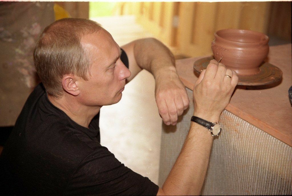 Rene252894's tweet photo. Путин занимается ремеслом в деревне Верхние Мандроги., август 2001 г.

В 2020 г. приказом губернатора Ленобл. дер. Верхние Мандроги с численностью 1 человек была упразднена. На его месте все еще существует туристический комплекс – тот самый, который посещал Путин в 2001 года https://t.co/cmy786aW6t