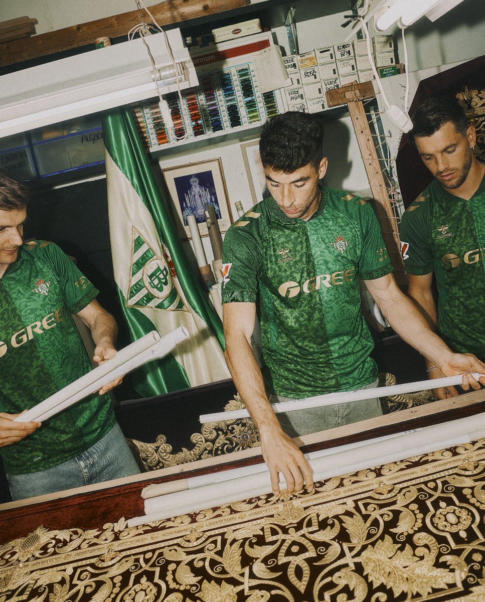 paquili1's tweet photo. De todas las cosas que han pasado en mi taller – que son muchas – pocas tan emocionantes como recibir al Real Betis con una nueva equipación que homenajea a la Semana Santa, al arte sacro y, a su vez, lleva un mensaje reivindicativo contra el bullying y el acoso escolar. https://t.co/fP5LhPwuGp