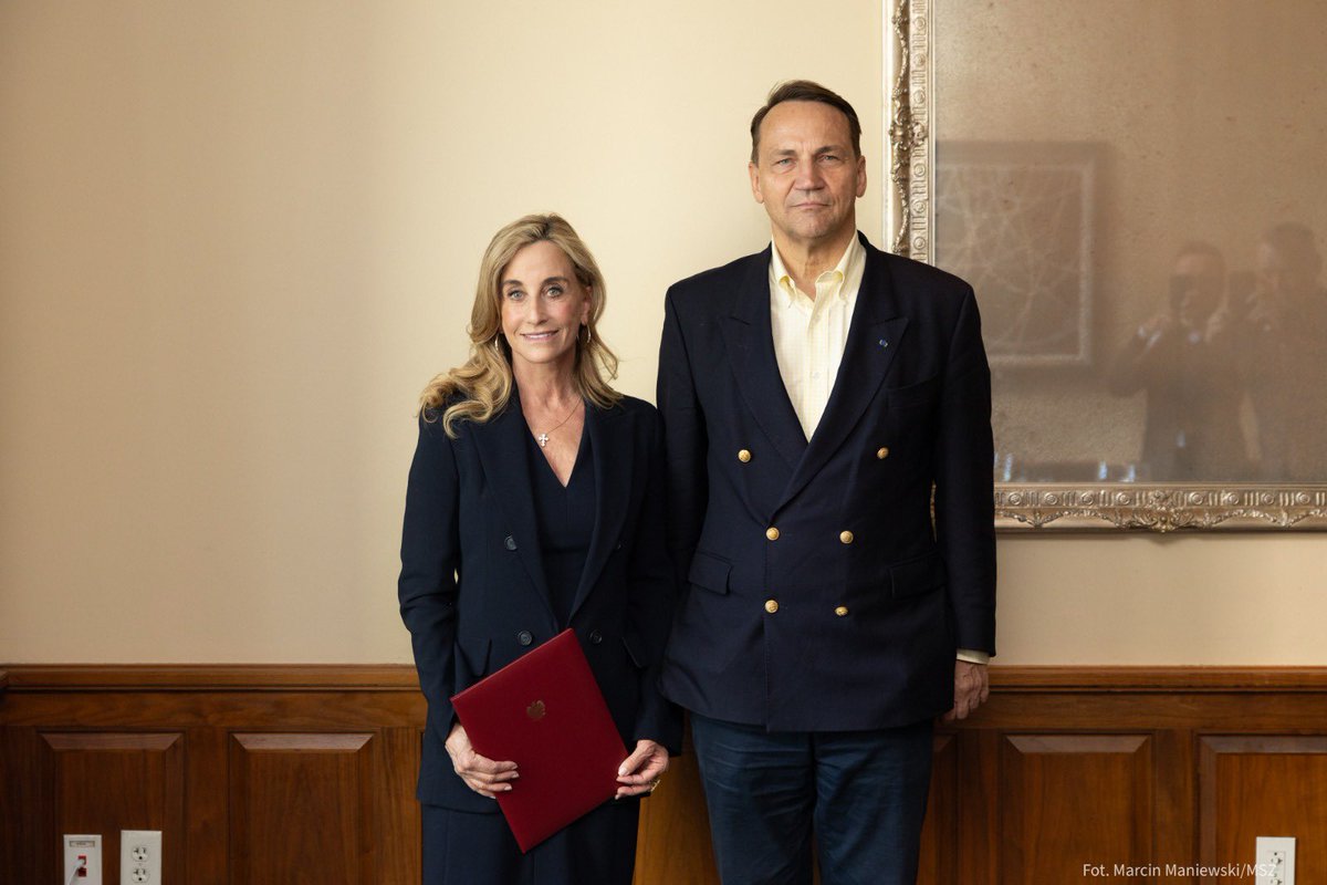 Wicepremier, minister spraw zagranicznych @sikorskiradek wręczył akt nominacji na Konsul Honorową RP p. Dianne Taube 🎖️. https://t.co/M3gk91snnW
