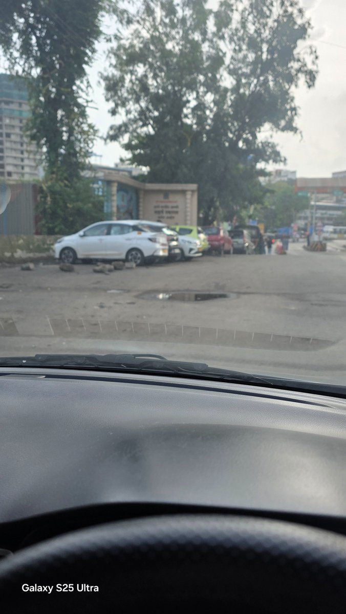 mpuranik123's tweet photo. @MTPHereToHelp @MumbaiPolice @CMOMaharashtra  - 17th jul-7.30 am- Mulund W-LBS Toll naka- cars parked close to divider; also on side road. Why police obliging? Can a common man park close to divider? https://t.co/ep53niY5BU