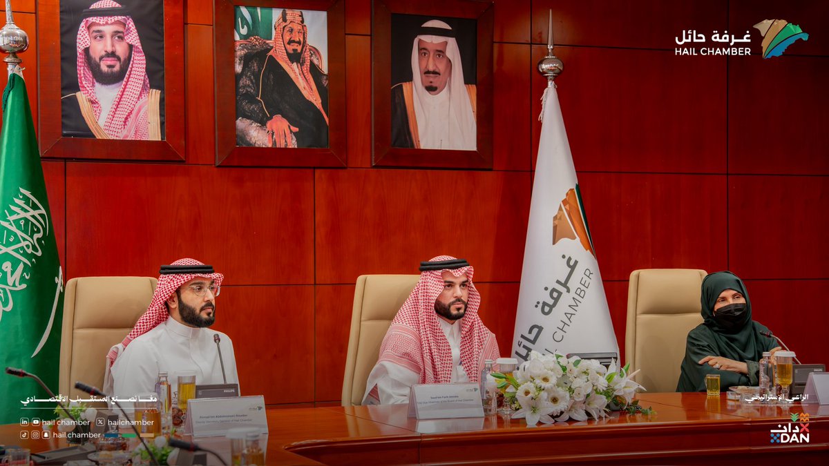 hailchamber's tweet photo. #لقاء |

بحضور النائب الأول لرئيس #غرفة_حائل أ.سعود الموكاء، عُقد لقاءٌ ضمّ عددًا من المستثمرين في القطاع التعليمي مع وفد نظام سكوفوليو برئاسة د.منيرة المرعب، جرى خلاله مناقشة واقع التعليم وأبرز تحدياته، واستعراض فرص تطوير المخرجات التعليمية بما يواكب متطلبات سوق العمل، والتعريف بنظام سكوفوليو ودوره في رفع كفاءة وتطوير الأداء التعليمي، وذلك بحضور نائب الأمين العام م.أحمد السعدون.