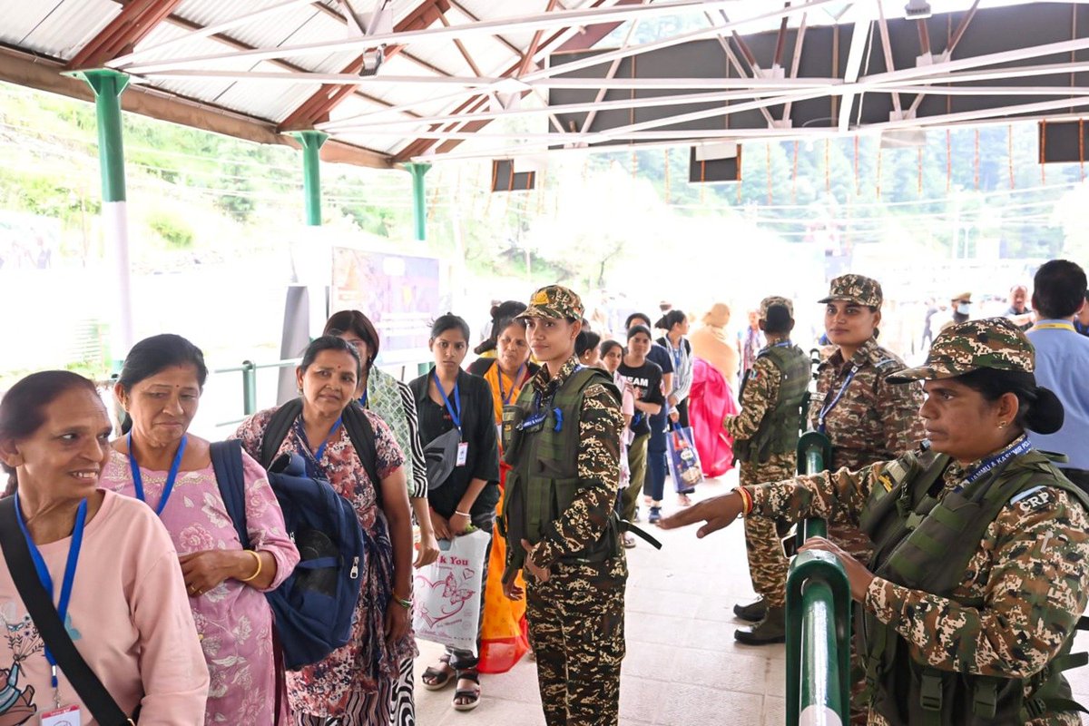 crpfindia's tweet photo. Standing tall against all odds. 

​#CRPF, along with @JmuKmrPolice, other CAPFs, and the #IndianArmy, is ensuring 24/7 security for the Shri #AmarnathYatra. Patrolling high ridges and remote tracks, our braves are keeping miscreants at bay while ensuring a smooth, safe journey for every pilgrim. 

#NationFirst
#Vandematram150 
#MissionNaxalMuktBharat2026
@gpsinghips
@crpf_j
@CentralZoneCrpf
@northeast_zone
@southzone_hyd