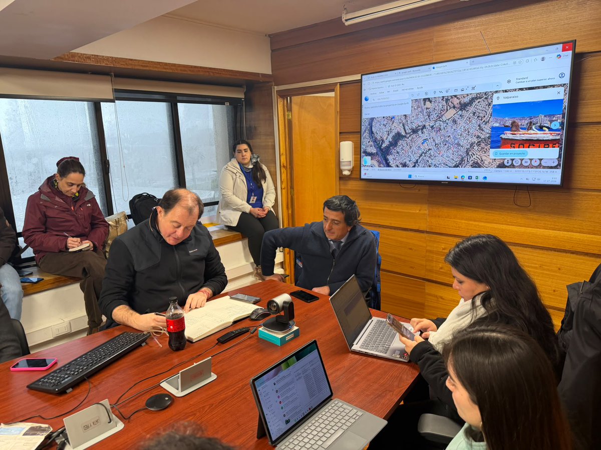 Minvu's tweet photo. 🌧️ Desplegados frente al sistema frontal. Ministro Poduje monitorea la situación en la Región de Valparaíso junto a equipos de la Seremi y SERVIU. Ya se revisaron los puntos críticos, se evaluaron las afectaciones y se activaron medidas de mitigación para proteger a las familias. https://t.co/nqqXBToQD9