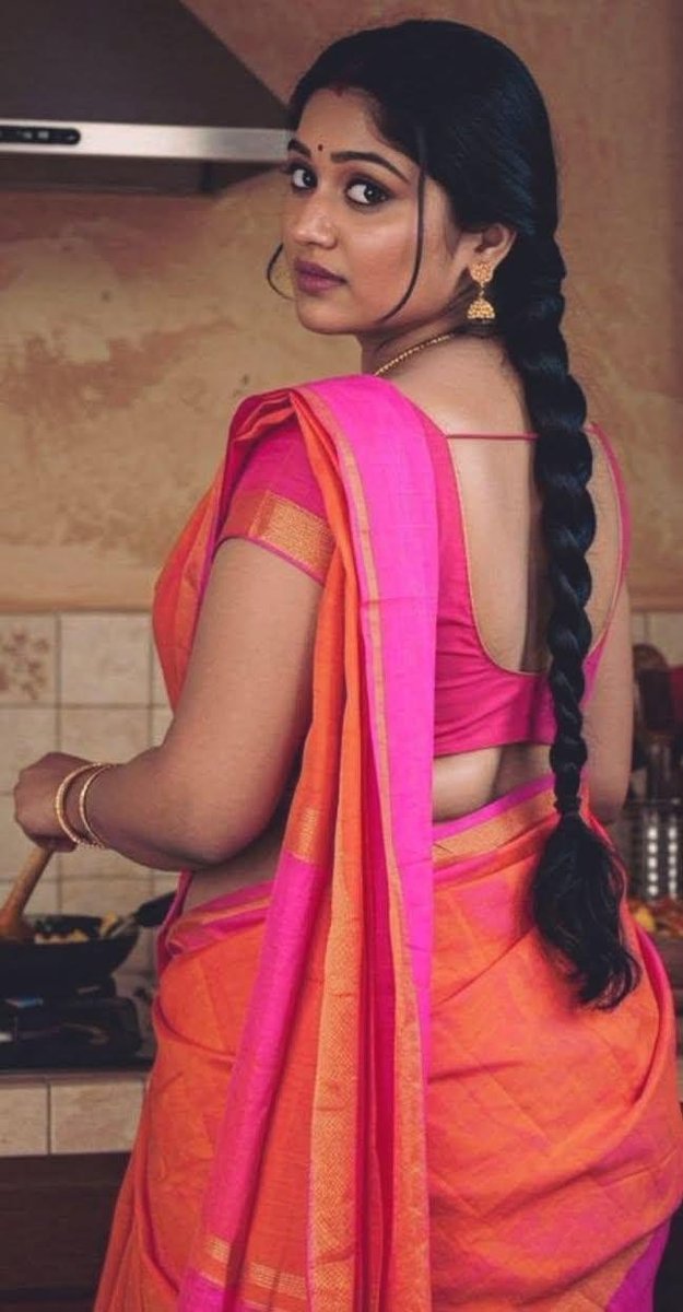 SoulLovely2007's tweet photo. When my mom came from our in my room

Me:maa nee Inga iru naa vealila poitu vara..

Frnd suddenly entered 

Frnd:shh 🥵 adiyea.. iniki enadi ungotha thevidiya munda maari semmaiya iruka.. shh ipo mattum nee thirumbum pothu nee ungomma va irunthana vachuko 

My mom trun slowly 👇🏻 https://t.co/sk7PFPGr1g