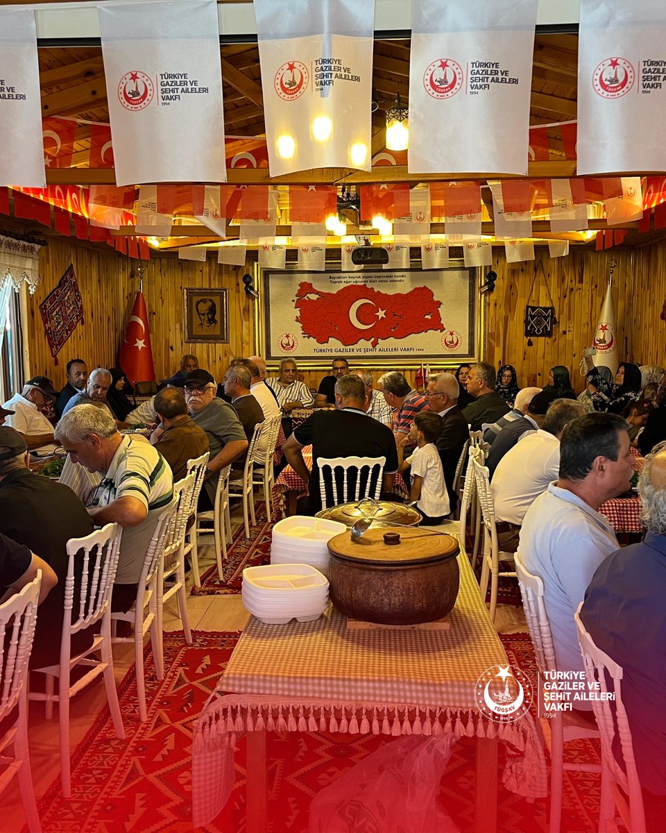 GazilerVakfi's tweet photo. Her Cuma günü düzenlemiş olduğumuz kuru fasülye pilav etkinliğimizde bugün de şehit yakını, gazilerimiz ve vatan gönüllü dostlarımız ile bir araya gelerek, Halil İbrahim Soframızı paylaştık.
Allah, birlik ve beraberliğimizi daim eylesin. 🇹🇷 https://t.co/P8dnvw6iO7