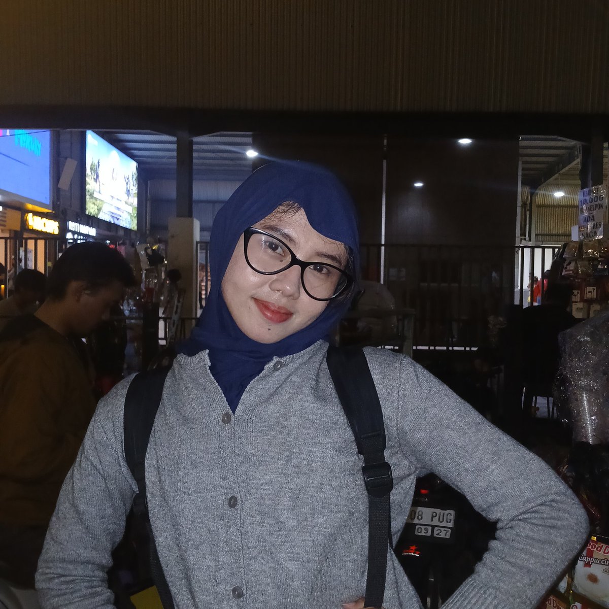 inipadin's tweet photo. Date after office disamperin ke KUNINGAN dari CENGKARENG. Pergi makan sate di deket stasiun Karet ga nyampe 1 JAM langsung pisah, karena aku balik ke CIKARANG dia balik ke TANGSEL, biar kita nyampe rumah ga kemaleman :(

Kangen masa masa awal kerjaa. TAPI SKRG UDAH GABISA karna dia sekarang kerja di CIBINONG ANJAYYY 💔💔