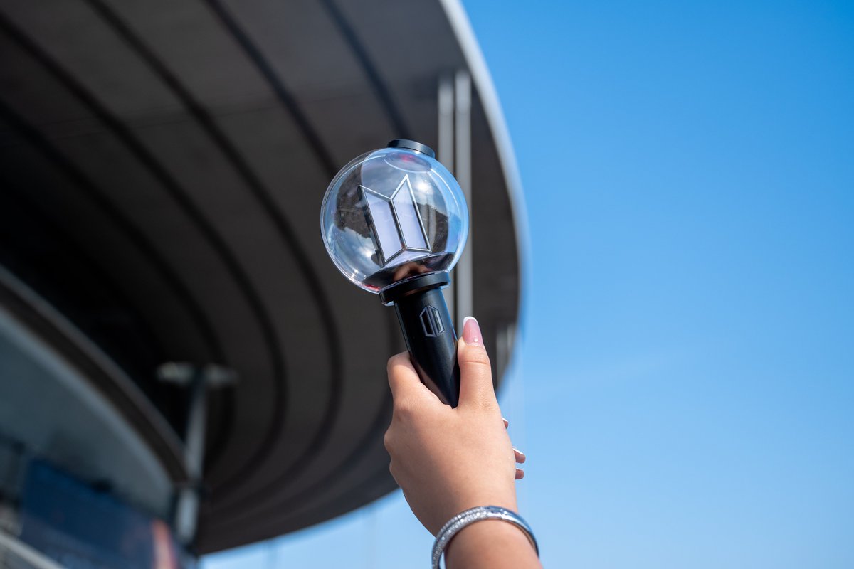 StadeFrance's tweet photo. Quel plaisir de vous retrouver les ARMY 💜⟭⟬💜

Vous êtes magnifiques pour le grand retour de BTS au Stade de France ᥫ᭡

#BTS_WORLDTOUR_ARIRANG_PARIS
#StadeDeFrance https://t.co/eBc8tqPlNb