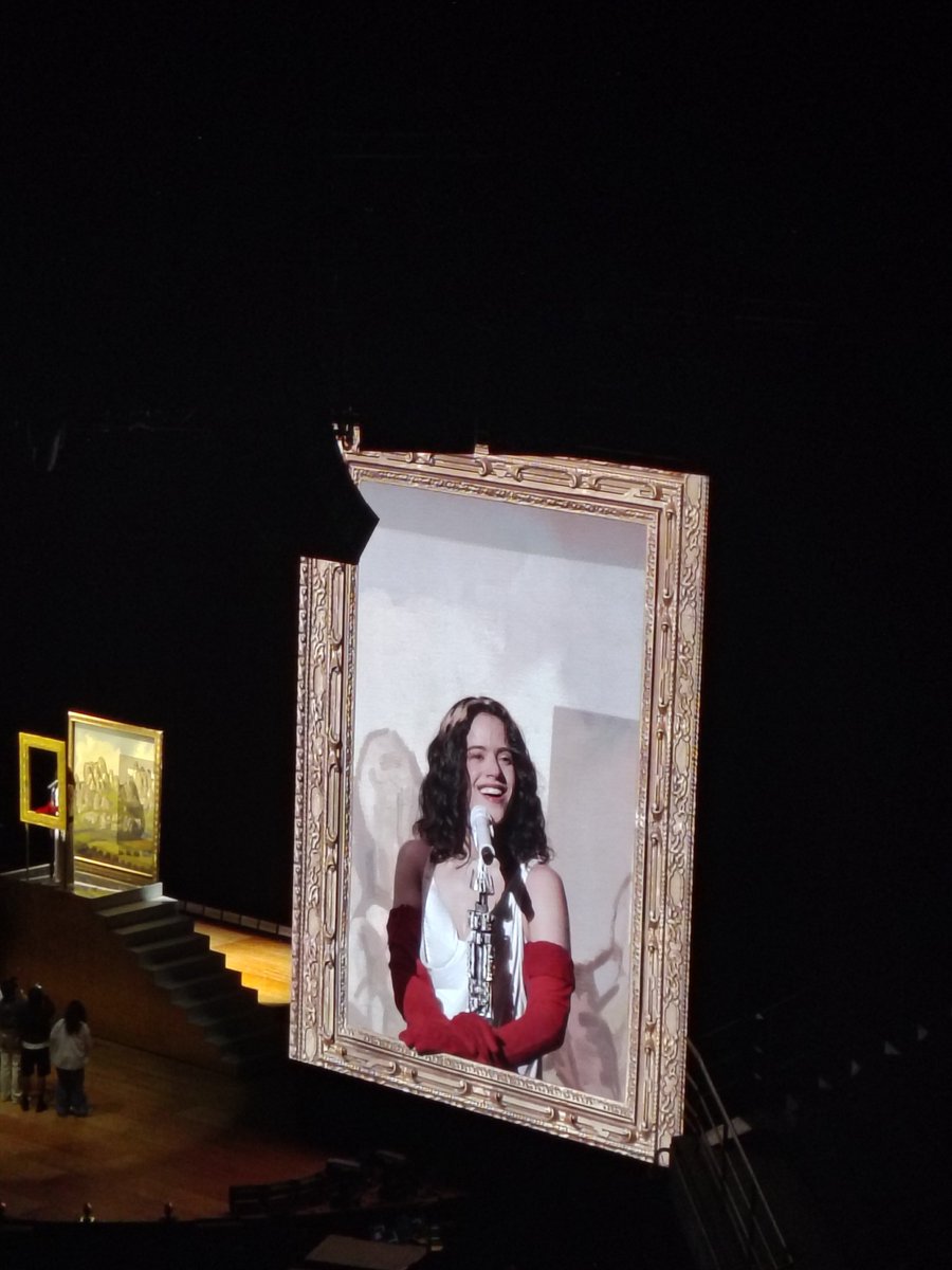 phantom_9602's tweet photo. Te amo Rosalía 🥺 gracias por permitirnos llegar a ti y tocar nuestro corazón con tu arte ❤️

#rosalia #luxtour #movistararena #bogota https://t.co/xAd7EvaBGT
