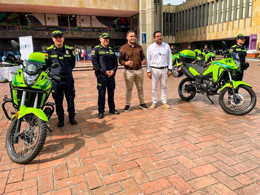 ValleSeguridad's tweet photo. Este parque automotor es uno de los compromisos adquiridos por la gobernadora @DilianFrancisca con los vallecaucanos, durante los Conversatorios Ciudadanos realizados en Bolívar, Buga, El Cerrito, Guacarí, La Unión y Zarzal, donde con la comunidad solicitó priorizar la seguridad. https://t.co/Hq6aOu2zGJ