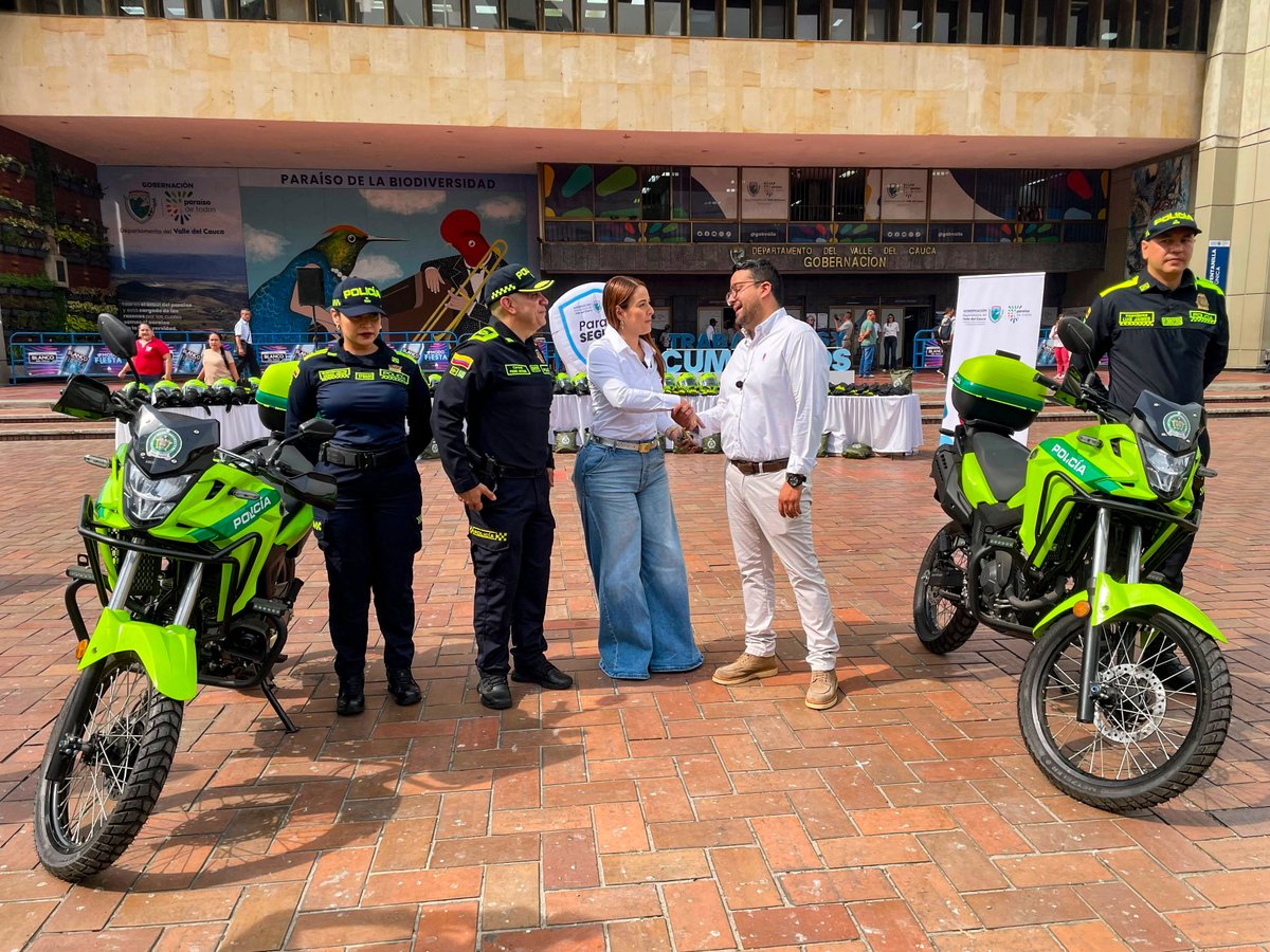ValleSeguridad's tweet photo. Este parque automotor es uno de los compromisos adquiridos por la gobernadora @DilianFrancisca con los vallecaucanos, durante los Conversatorios Ciudadanos realizados en Bolívar, Buga, El Cerrito, Guacarí, La Unión y Zarzal, donde con la comunidad solicitó priorizar la seguridad. https://t.co/Hq6aOu2zGJ