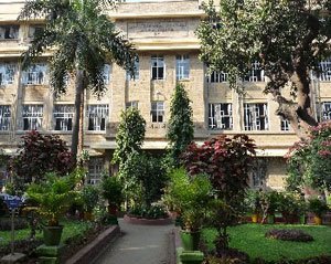 rushikesh_agre_'s tweet photo. 🚨 FDA has now shut down the hostel canteen at KEM Hospital’s Nursing College in Parel with immediate effect, after a student found a larva in food served on the premises. https://t.co/RzM34BcIhs