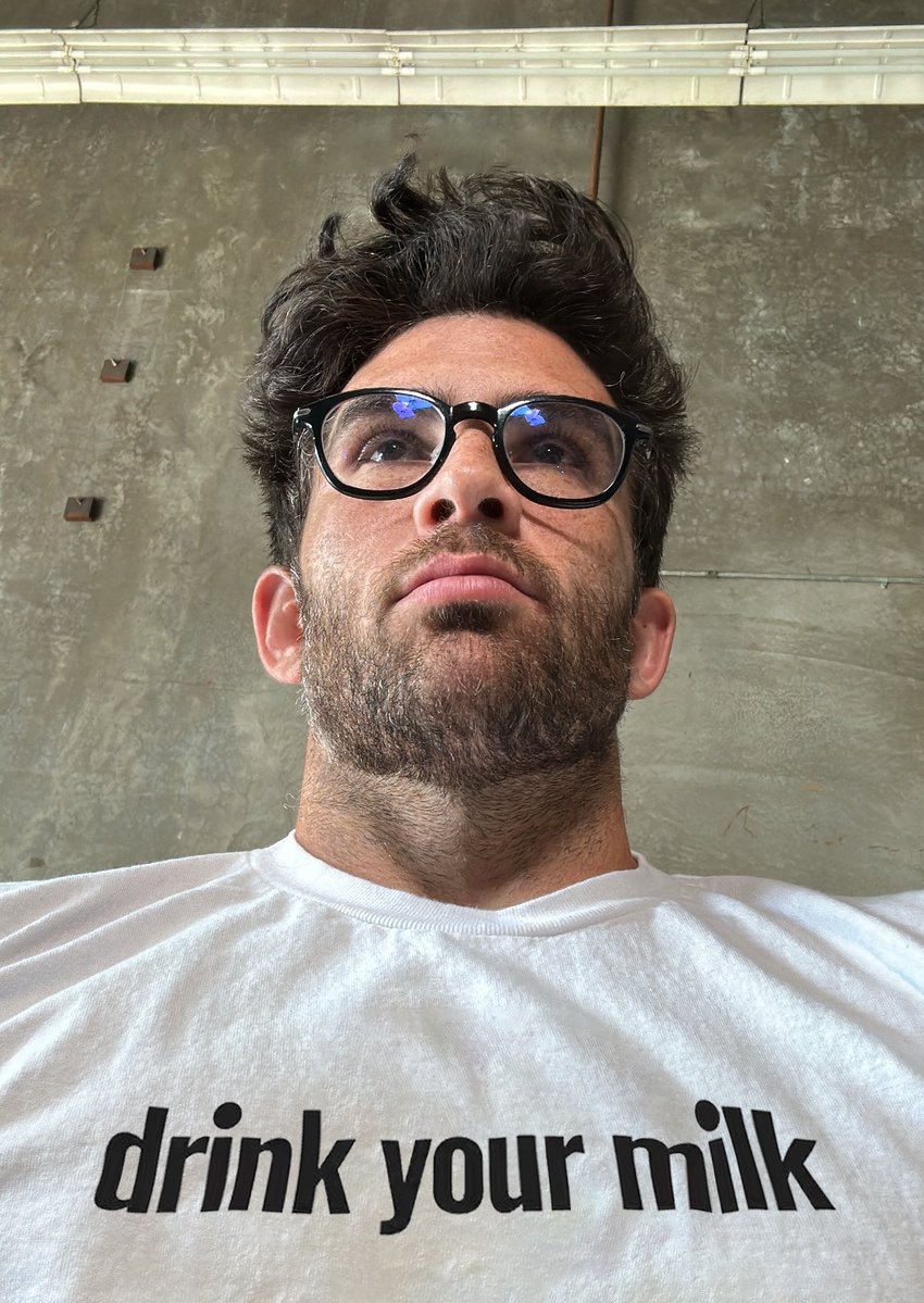 antipiker's tweet photo. it’s friday 🥛 https://t.co/WkdO4UVbsr