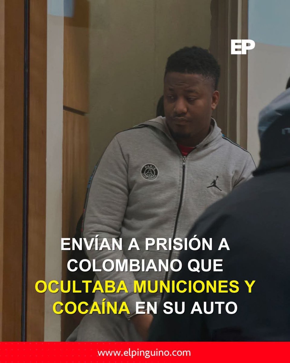 marce_amalia's tweet photo. (Colombiano).. Envían a prisión preventiva a un ciudadano extranjero sorprendido por Carabineros con dosis de cocaína y un cuantioso cargamento de municiones al interior de su auto en el sector poniente.
José Manuel Angulo Martínez fue fiscalizado en la esquina de Gaspar Marín con Eusebio Lillo tras estacionarse mal. Al revisar el auto, los uniformados encontraron 5 bolsas de clorhidrato de cocaína en el apoyabrazos y, tras una revisión a fondo, descubrieron un peligroso arsenal con 57 cartuchos de bala de calibres .38 y .380, además de un cuchillo y dinero en efectivo. El sujeto dio positivo al narcotest por cocaína y marihuana, y manejaba sin licencia. Estará en la cárcel local durante los 60 días fijados para la investigación.