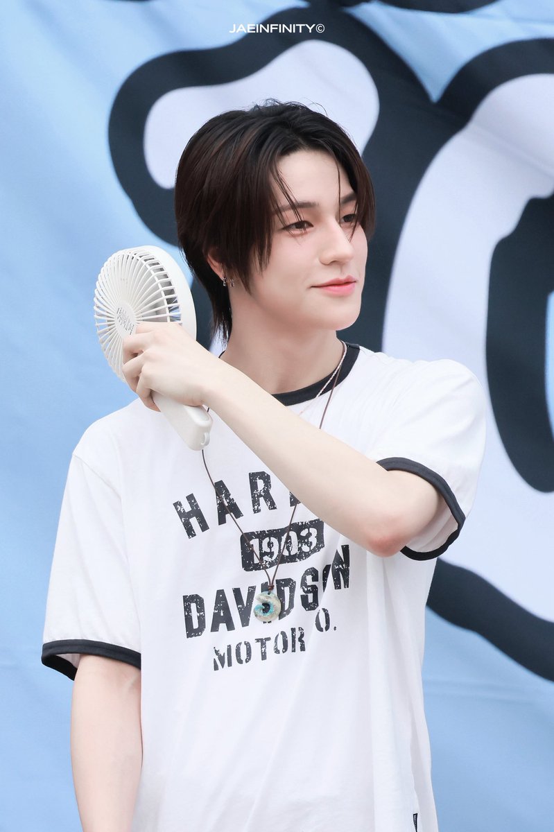 JAEINFINITY1020's tweet photo. 260717 키빗업 데뷔 100일 팬미팅

🥵

#키빗업 #KEYVITUP #재인 #JAEIN https://t.co/LKadNWStnr