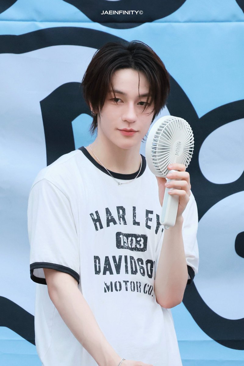 JAEINFINITY1020's tweet photo. 260717 키빗업 데뷔 100일 팬미팅

🥵

#키빗업 #KEYVITUP #재인 #JAEIN https://t.co/LKadNWStnr